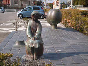 野外彫刻「樹と少女」　